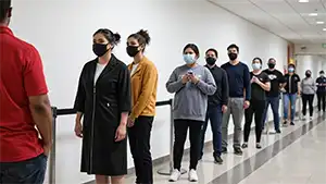 Folk der står i kø under Corona-Epidemien