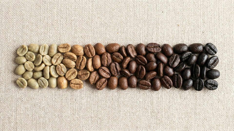 Diferentes grados de tueste de granos de café