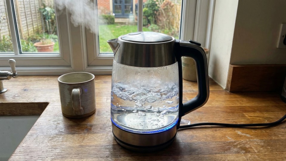 Elkedel med kogende vand