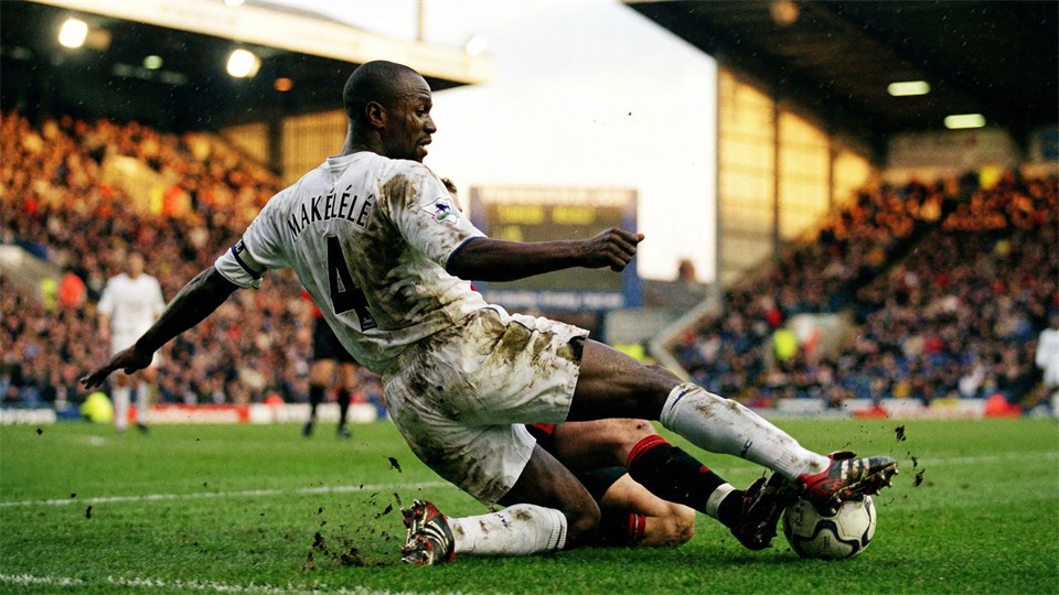 Un mediocentro defensivo realiza una entrada cerca de su propia defensa
