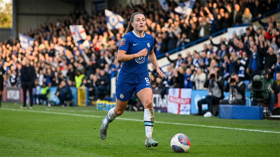 Un centrocampista cambia rápidamente entre defensa y ataque en un partido