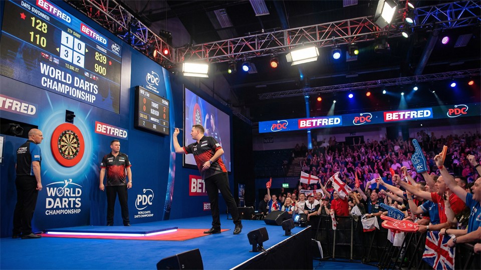 Moderne professionel dartscene med publikum og tv-lys