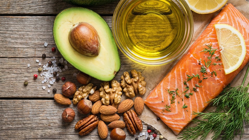 Gesundes Fett: Avocado, Lachs, Olivenöl und Nüsse